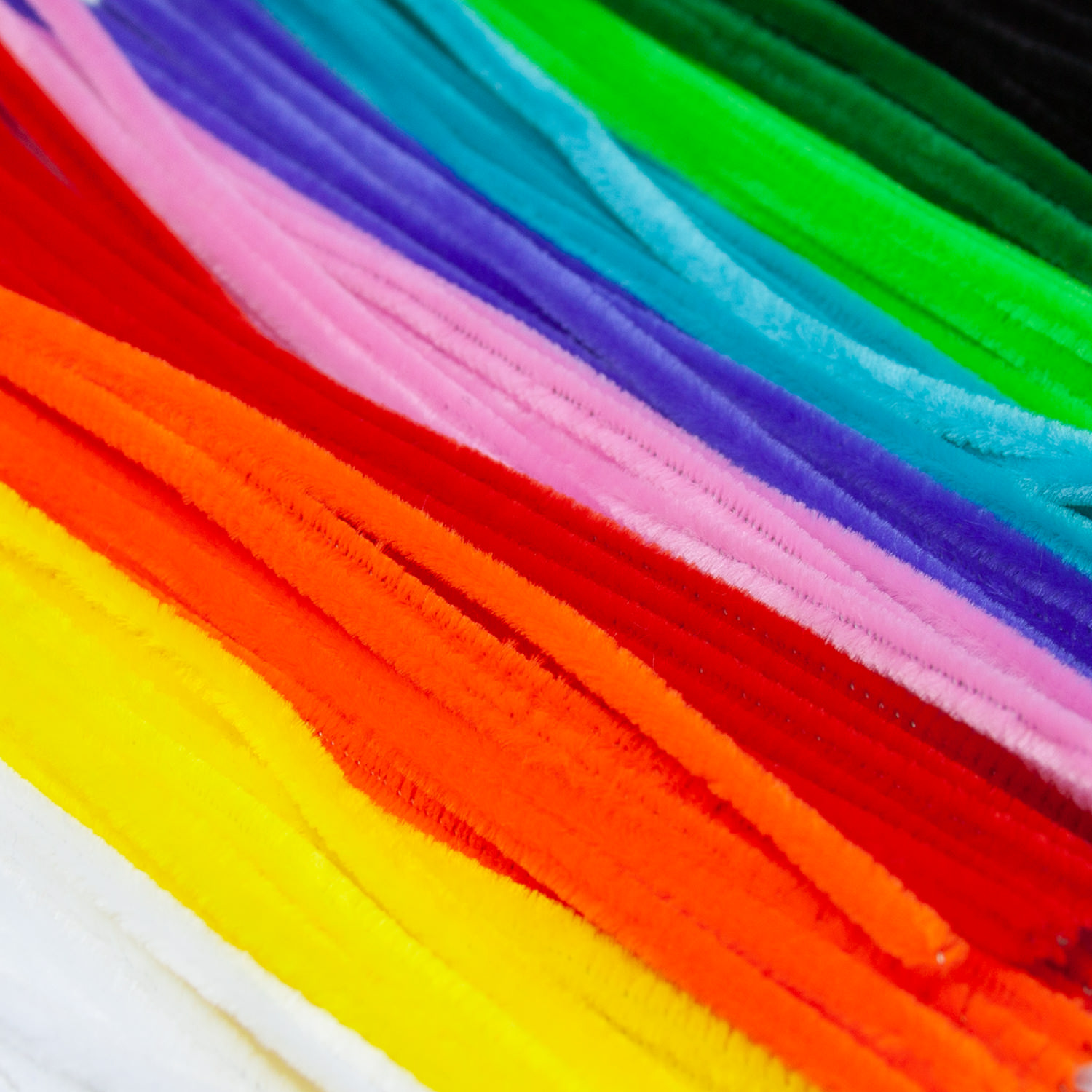 Produktbild von HOWAF 1200 Stück Weihnachts Bastelset, Weihnachtsperlen Kunststoff Tri Perlen, 50 Stück Pfeifenreiniger Chenille Stiel, 5m Grüne Bänder, 6 Stück Glocken Für Weihnachts Ferien Baumschmuck